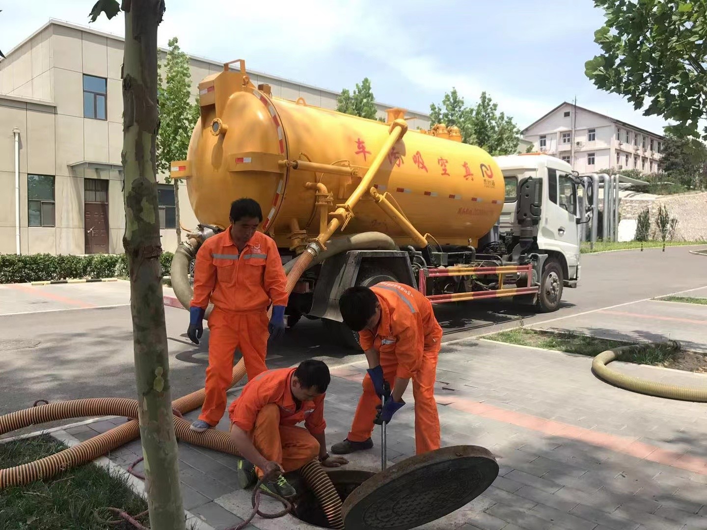 蒲县管道疏通车停在窨井附近