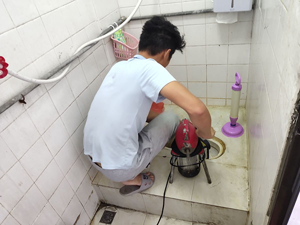 蒲县管道堵塞冒臭气 专业师傅现场解决问题
